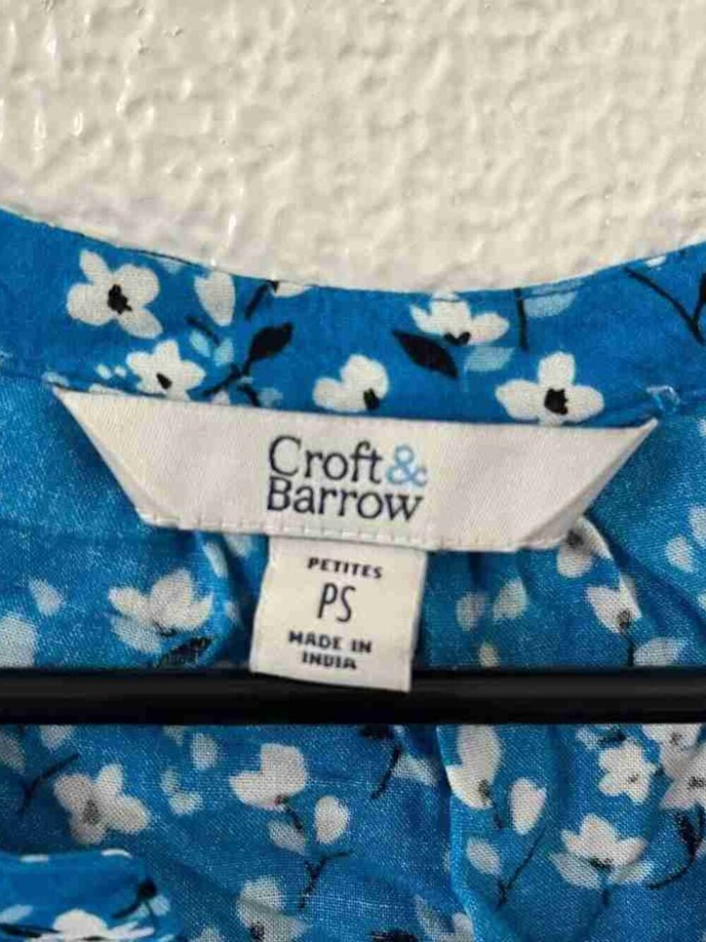 Croft & Barrow Blue Floral Sleeveless V-Neck Tank Top - Picture 2 of 3